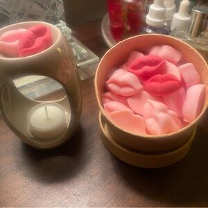 Lips wax melts 7oz, Pink Sugar, Includes wax melter, and three tea lights.
